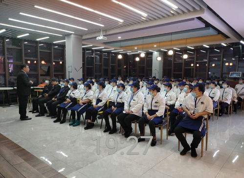 我校全體食堂員工圓滿完成餐飲安全培訓(xùn)考核，通過率高達(dá)100%并開展慶祝歌舞活動(dòng)